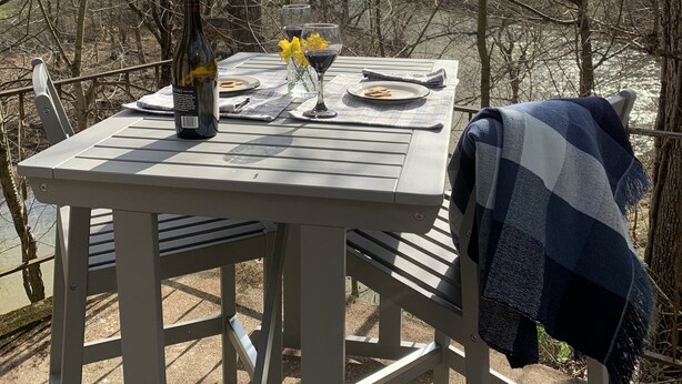 Outdoor dining - Tranquil creek view cabin (Frazeysburg)