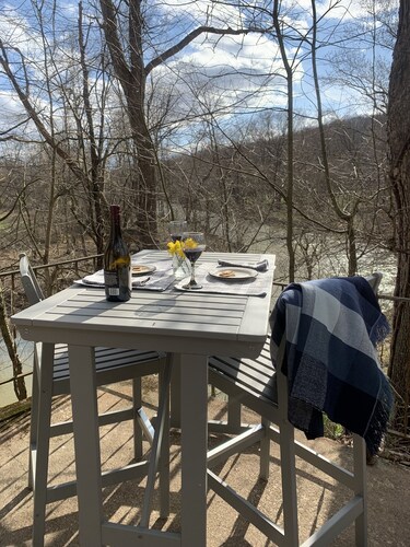 Tranquil creek view cabin