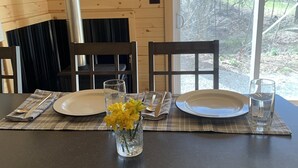 Interior - Tranquil creek view cabin (Frazeysburg)