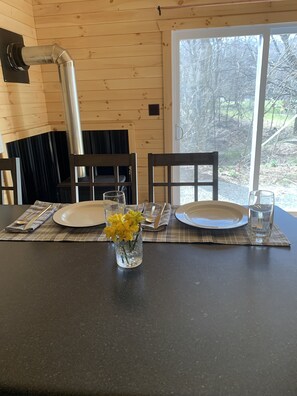 Interior - Tranquil creek view cabin (Frazeysburg)