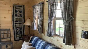 Living area - Tranquil creek view cabin (Frazeysburg)
