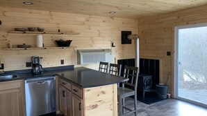 Private kitchen - Tranquil creek view cabin (Frazeysburg)