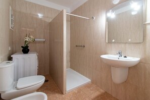 أحواض استحمام، مجففات شعر، مناشف