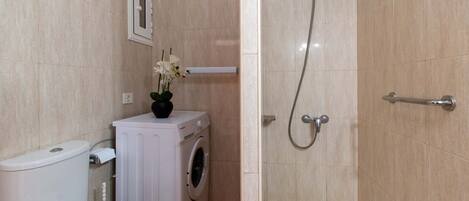 Badekar, hårtørrer, håndklæder