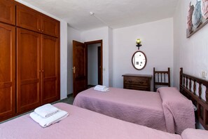 2 makuuhuonetta, silitysrauta/-lauta, ilmainen Wi-Fi, vuodevaatteet
