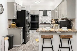 Refrigerador, microondas, horno y parrilla de estufa 