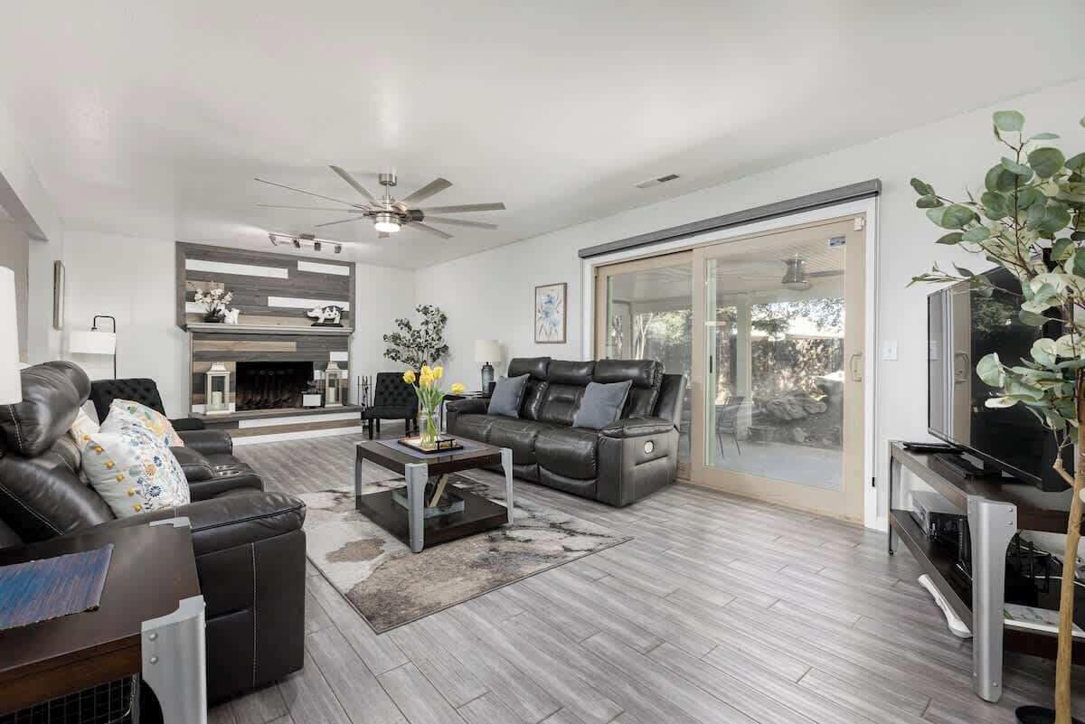 TV, fireplace, offices