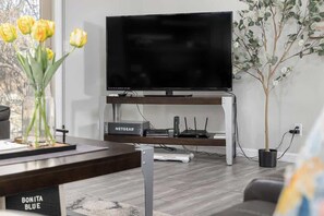 TV, peis og kontorer