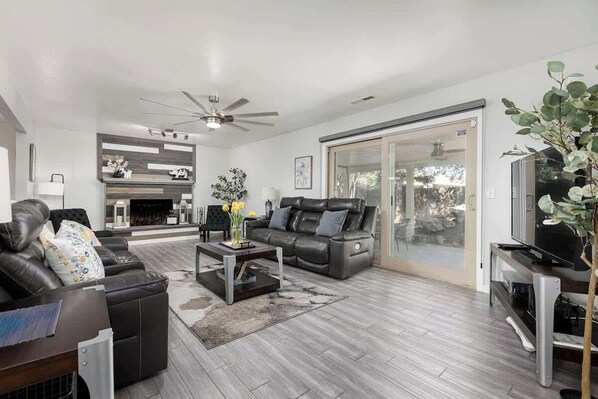 Televisión, chimenea y oficina 