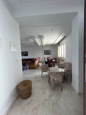 Apartemen Superior | Setrika/meja setrika, Wi-Fi (biaya tambahan), dan seprai linen