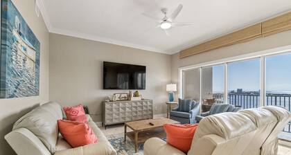 Bayfront penthouse with huge balcony, stunning beach/harbor views & pool
