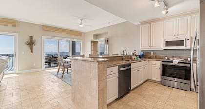 Bayfront penthouse with huge balcony, stunning beach/harbor views & pool