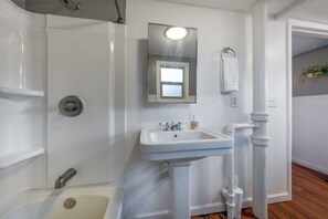 Hair dryer, towels - Charming / 1 BR 1 BA / Fenced / Near U of A (Tucson)