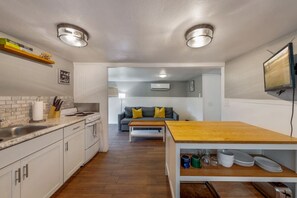 Jääkaappi, mikroaaltouuni, uuni, liesi