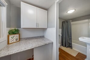 Hair dryer, towels - Charming / 1 BR 1 BA / Fenced / Near U of A (Tucson)