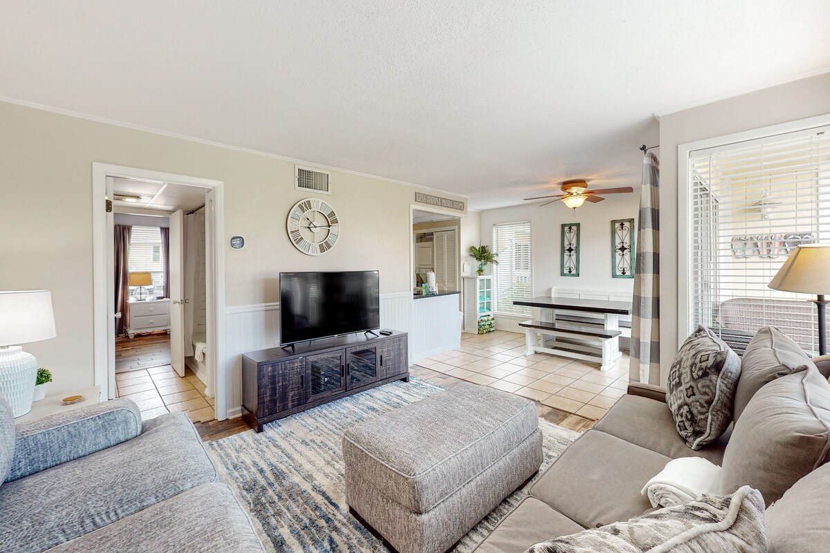 Photo 6 of Coastal condo with pool, hot tub, tennis & golf access - dog-friendly