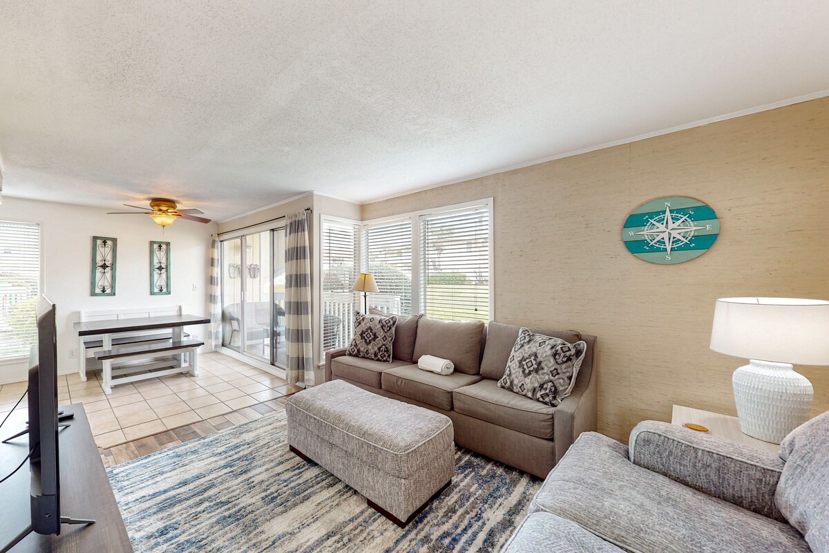 Coastal condo with pool, hot tub, tennis & golf access - dog-friendly