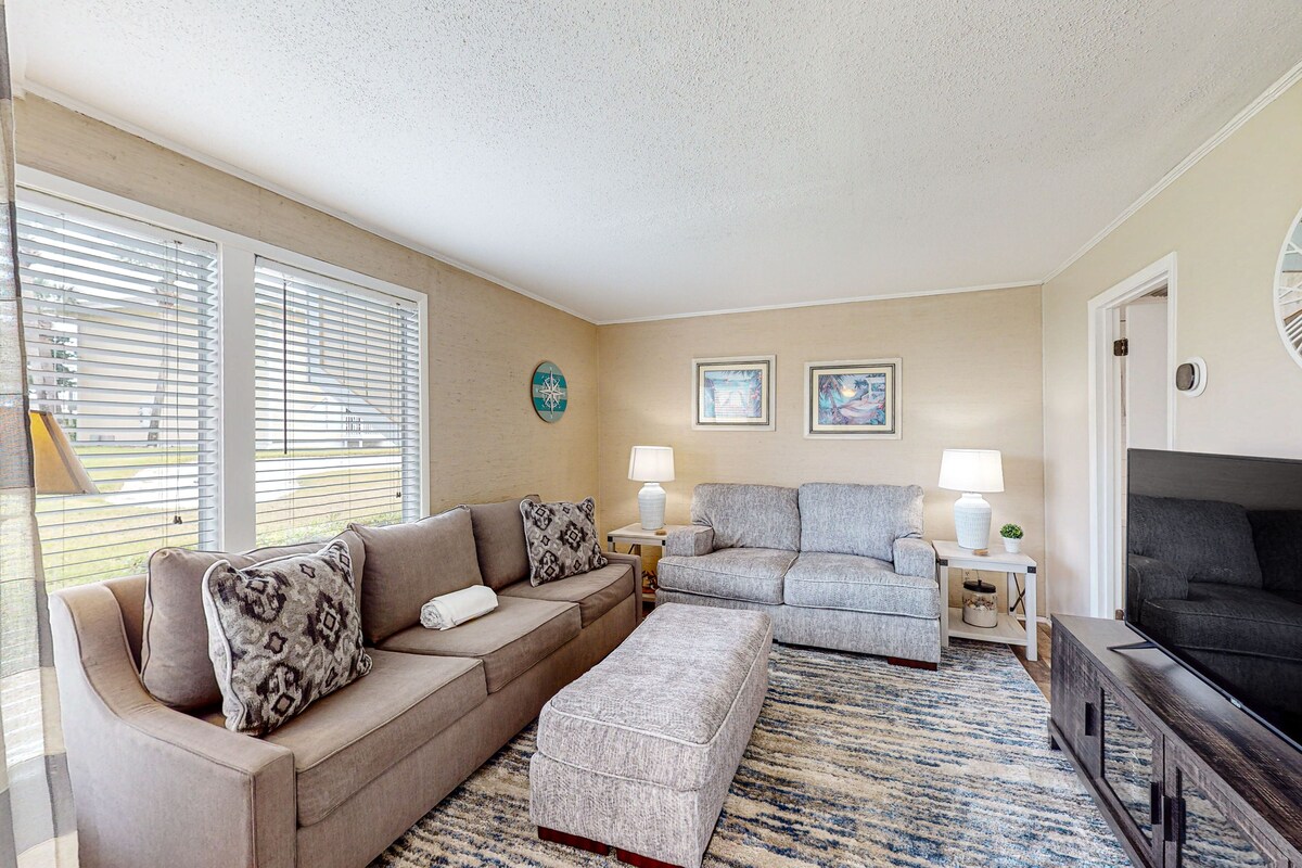 Photo 7 of Coastal condo with pool, hot tub, tennis & golf access - dog-friendly