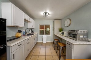 Kühlschrank, Mikrowelle, Herdplatte, Wasserkocher mit Kaffee-/Teezubehör