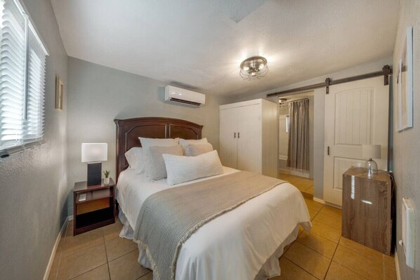 1 chambre, bureau, fer et planche Ă repasser, lit parapluie