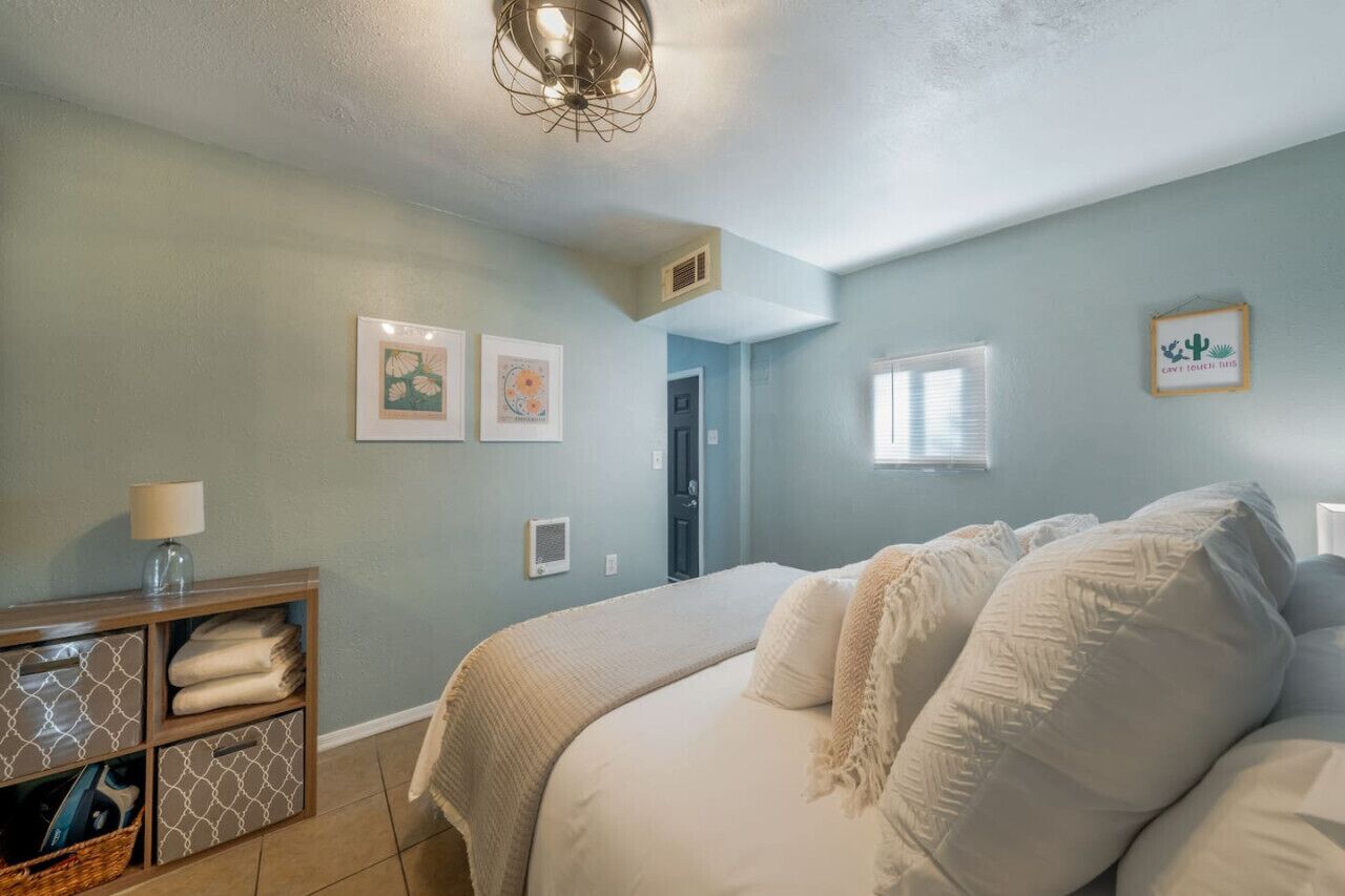 1 camera, una scrivania, ferro/asse da stiro, culla da viaggio