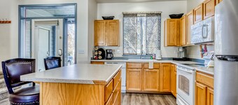 Two-story townhome on Ridge Golf Course with pools, hot tubs, gyms, tennis