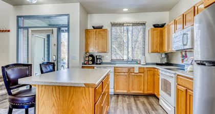 Two-story townhome on Ridge Golf Course with pools, hot tubs, gyms, tennis