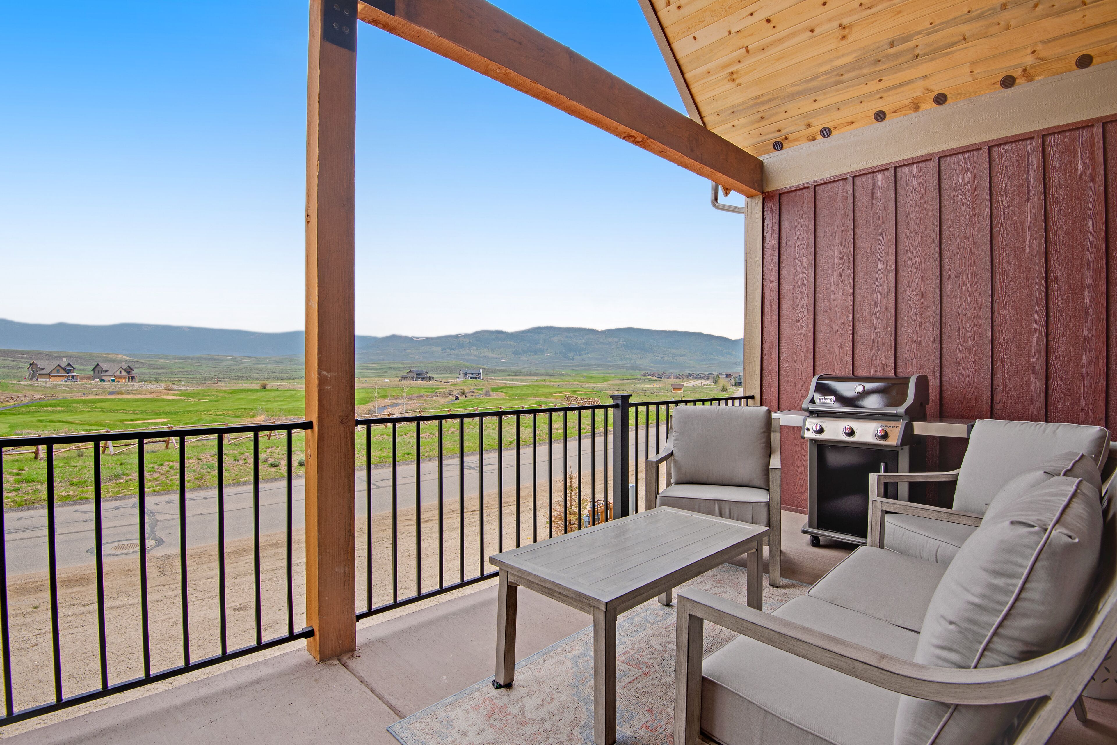 New mountain/valley-view townhouse with private hot tub, balcony, fireplace, W/D