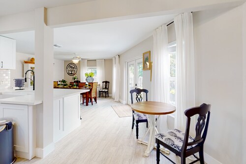 Well-appointed bright stay with an enclosed yard, washer/dryer, and central AC