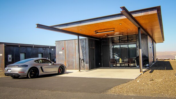 A modern building with a car parked in front. - Northwest View Quincy easy walk to Gorge Amphitheater, Cave B Winery, Sagecliffe (Quincy)