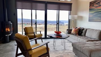 Smart TV, fireplace, stereo