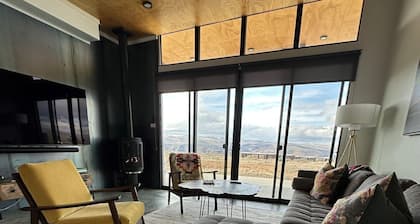 Breathtaking Gorge Ampitheater, Cave B Winery and SageCliffe Resort view home