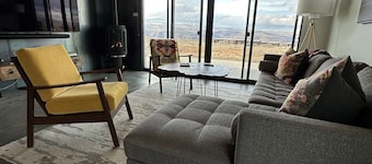 Breathtaking Gorge Ampitheater, Cave B Winery and SageCliffe Resort view home