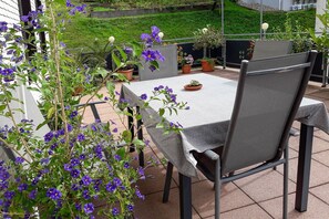 Outdoor dining - Holiday Apartment 'Heidi Kimmig' with Mountain View, Balcony, Shared Terrace & Wi-Fi (Bad Peterstal-Griesbach)