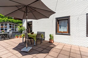 Outdoor dining - Holiday Apartment 'Heidi Kimmig' with Mountain View, Balcony, Shared Terrace & Wi-Fi (Bad Peterstal-Griesbach)