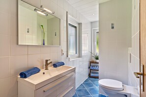 Shower, hair dryer, towels - Holiday Apartment 'Heidi Kimmig' with Mountain View, Balcony, Shared Terrace & Wi-Fi (Bad Peterstal-Griesbach)