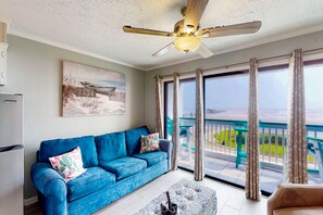 TV - Gulf-front, first-row condo with pools, great view & balcony - steps to beach (Galveston)