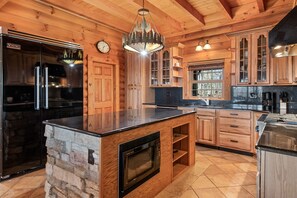 Fridge, microwave, oven, stovetop - Rustic mountain cabin with amazing view, pool table, jetted tub, W/D & fireplace (Boone)