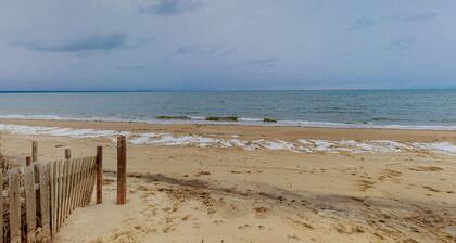 Dog-friendly home with large yard - walk to Great Pond & Kingsbury Beach