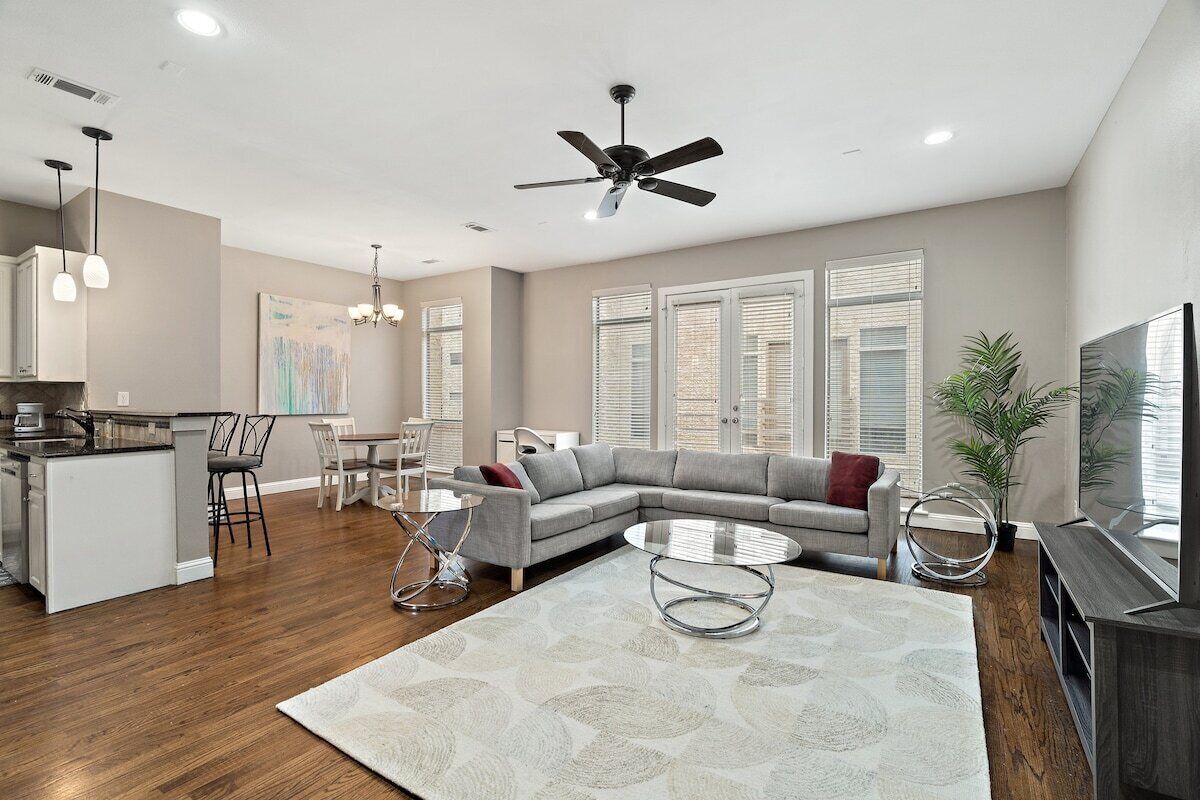 Spacious TH | 1 mile from downtown| ExtraBunk Beds