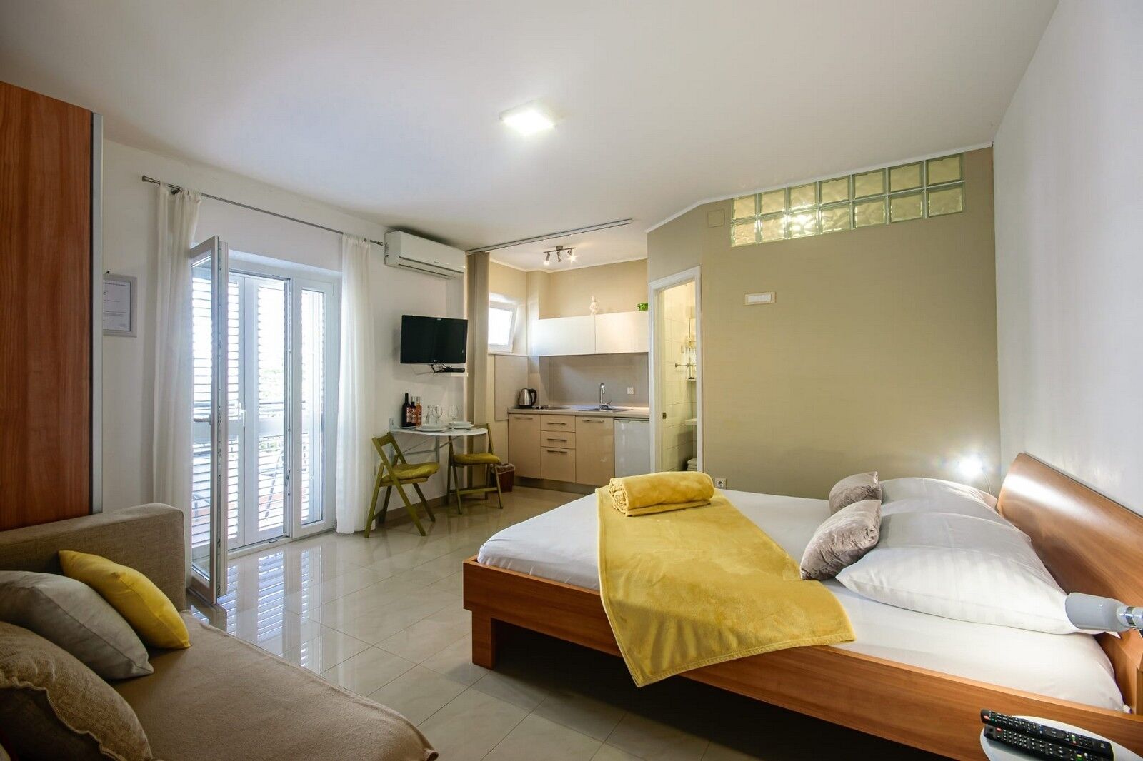 Free WiFi, bed sheets