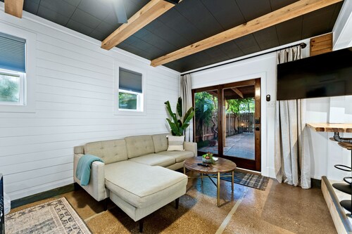 Tech Terrace Studio ~ 2 Blocks To J&B Coffee & Walking Distance To Campus!