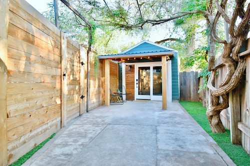 Tech Terrace Studio ~ 2 Blocks To J&B Coffee & Walking Distance To Campus!