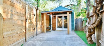 Tech Terrace Studio ~ 2 Blocks To J&B Coffee & Walking Distance To Campus!