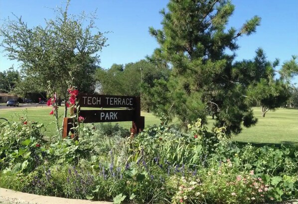 A sign for Tech Terrace Park surrounded by lush greenery and trees. - Tech Terrace Tiny Home • 2 Blocks To J&B Coffee + Walk To Campus (Lubbock)