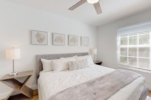 3 habitaciones, tabla de planchar con plancha, internet y ropa de cama 