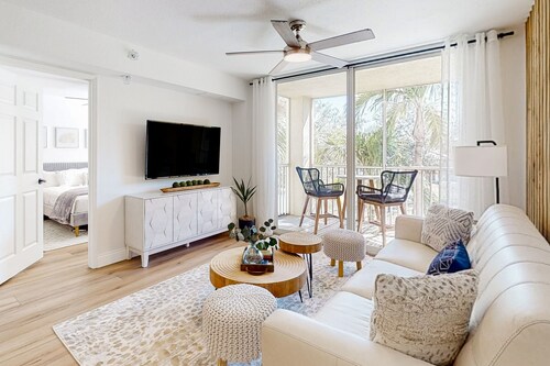 Beautiful bright condo with a balcony & W/D - pool, gym, and game room access