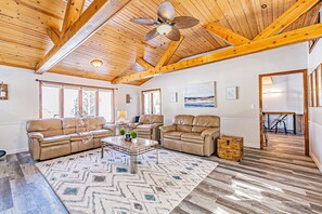 Smart TV, fireplace, table tennis - Spacious 3 Bd, 1.5 Bath family friendly cottage 35 minutes from Lambeau Field! (Shawano)