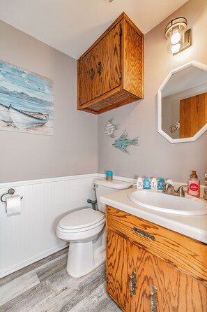 Sèche-cheveux, serviettes fournies, savon, shampoing