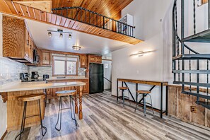 Fridge, microwave, oven, stovetop - Spacious 3 Bd, 1.5 Bath family friendly cottage 35 minutes from Lambeau Field! (Shawano)